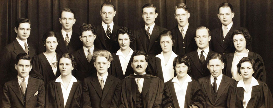 Acta Victoriana group photo, Torontonensis, 1933. Frye is in the front row, third from the left; Helen Kemp is in the front row, first on the right.