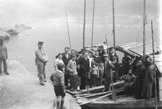 Missionaries boarding a Sanban to cross the Yangtze river to Chungking. Credit: Endicott Family.