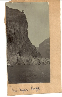 Hu nyan Gorge [possibly Yangtse River, undated] Credit: Bowles Family  / David Rutherford.