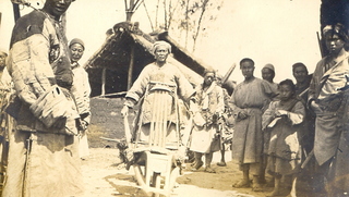 Wheelbarrow with back, ready for a passenger, 1910 Credit: Johns Family.